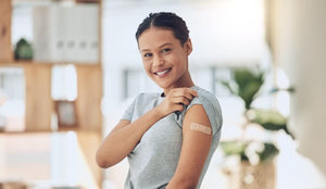 A vacinação é a principal forma de prevenção contra as hepatites A e B (Imagem: PeopleImages.com - Yuri A | Shutterstock)