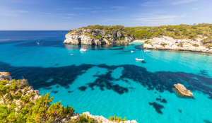 Menorca oferece um equilíbrio perfeito entre belezas naturais, riqueza cultural e gastronomia de alto nível (Imagem: Andrzej Rostek | Shutterstock)