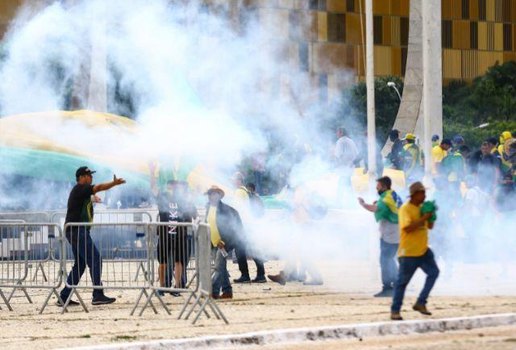 Apoiadores do presidente Jair Bolsonaro invadiram e destruíram partes do Congresso, STF e Palácio do Planalto.