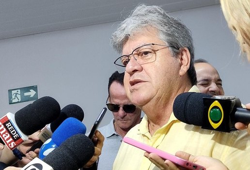João Azevêdo tenta a reeleição ao governo pelo PSB
