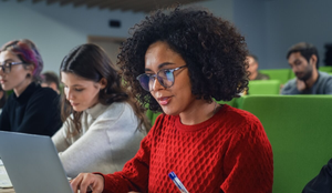 Dominar a prova de Ciências Sociais é fundamental para garantir uma boa nota na Fuvest (Imagem: Gorodenkoff | Shutterstock)