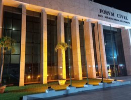 Fachada forum civel com iluminacao laranja