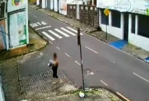 Momento em que criança foi abandonada pela mãe