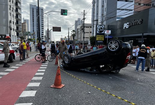 De acordo com o Corpo de Bombeiros, uma terceira pessoa ficou ferida e socorrida.