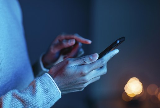 Vista lateral homem usando smartphone