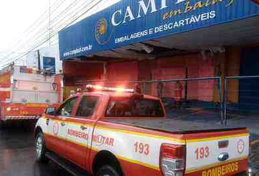 Fogo incendio 2 loja descartaveis bombeiros