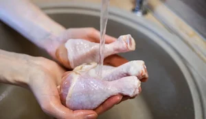 Lavar o frango antes de cozinhar pode matar e a ciencia explica o porque
