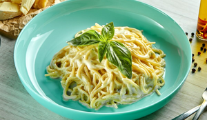 Macarrão com molho três queijos (Imagem: ismishko | Shutterstock)