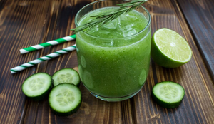 Suco detox de pepino com limão e alecrim (Imagem: Liudmyla Yaremenko | Shutterstock)