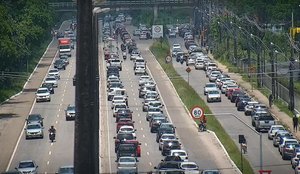 Trânsito lento na BR-230, em João Pessoa