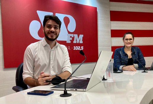 Daniel Lustosa e Rejane Negreiros apresentam o 'Jornal da Manhã'.