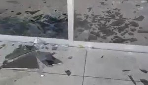 Mulher destruiu vidraçaria com barra de vidro