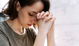 Rezar em momentos de dificuldade acalma o coração e renova a esperança (Imagem: etonastenka | Shutterstock)