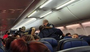 Homem com suspeita de Covid 19 morre em voo e passageiros se desesperam