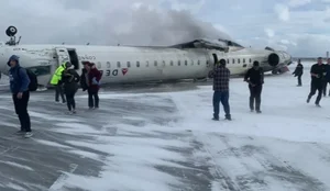 Aviao cai em aeroporto de Toronto no Canada