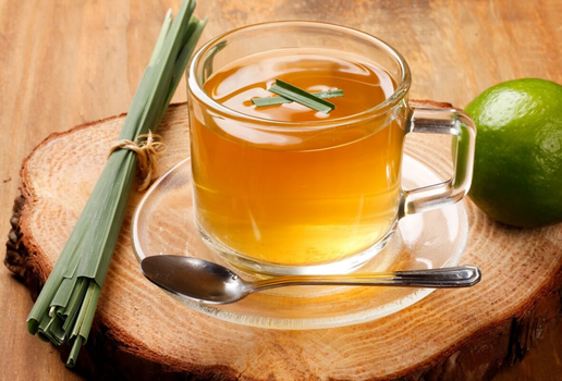 O chá de capim-limão pode melhorar a qualidade do sono (Imagem: Adao | Shutterstock)