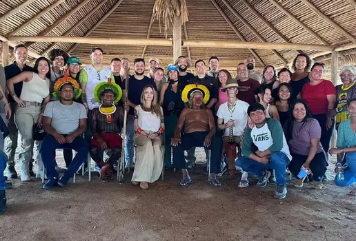 Angelina Jolie visita aldeia indigena no MT e se encontra com Raoni 01