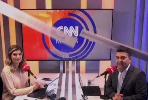 Teto de cenario da CNN Brasil atinge apresentadores