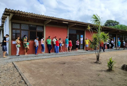 Eleitores formam filas em seções eleitorais da UFPB
