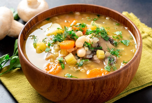 Sopa de feijão-branco com legumes e cogumelo (Imagem: Svetlana Monyakova | Shutterstock)