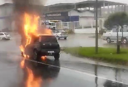 Carro pega fogo na BR-101, em Bayeux, na Paraíba