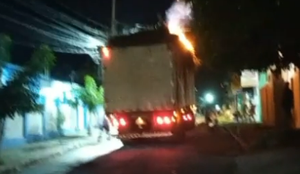 Carreta pegou fogo após cortar fios de energia elétrica