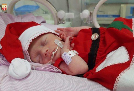 Bebês de UTI neonatal ganham roupinhas de Papai Noel, em JP