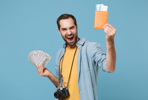 Com a baixa do dólar, este é o momento ideal para economizar na viagem (Imagem: ViDI Studio | Shutterstock)