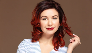 Cuidados simples mantém a cor e o brilho dos cabelos (Imagem: Africa Studio | Shutterstock)