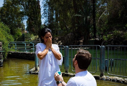Maíra Cardi se batiza e é pedida em casamento por Thiago Nigro: "Nasci de novo"
