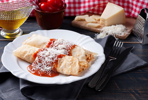 Panqueca recheada de frango com molho de tomate (Imagem: flanovais | Shutterstock)