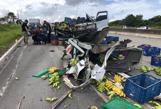 Trabalhador é arrastado e morre em grave acidente envolvendo caminhão carregado com frutas