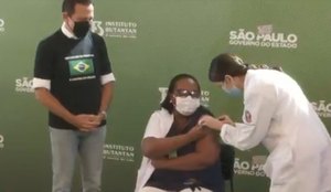 Primeira brasileira vacinada