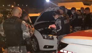 Policia militar rotam veiculo roubado