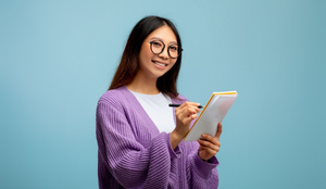 Conhecer os possíveis temas da Redação Enem 2025 pode ser um diferencial para os estudantes  (Imagem: Prostock-studio | Shutterstock)