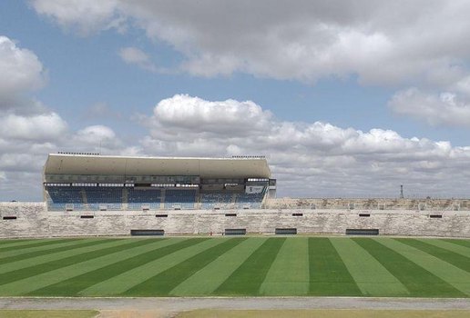 Bola rola no estádio Amigão, em Campina Grande