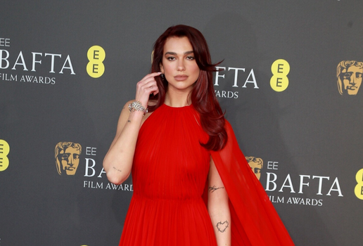 O cabelo cereja glossy combina nostalgia com modernidade, conquistando até as celebridades (Imagem: Fred Duval | Shutterstock)