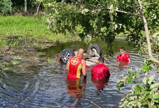 Carro capotado bombeiros