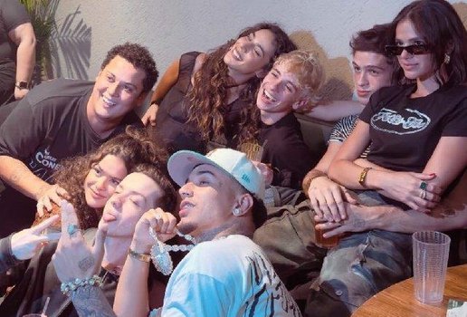 Juliano Floss e Marina Sena aparecem juntos com amigos