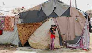 Familias em tendas em acampamento para refugiados em Bagda no Iraque