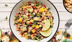Salada de quinoa com grão-de-bico e abacate (Imagem: Jbi Shah | Shutterstock)