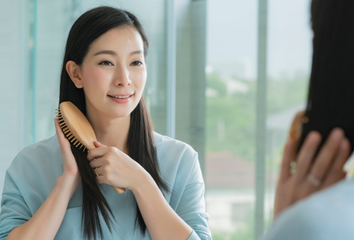 Os hábitos do inverno podem impactar a saúde do cabelo (Imagem: WHYFRAME | Shutterstock)