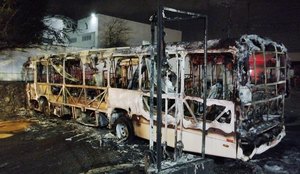 Ônibus ficou completamente destruído após ser incendiado