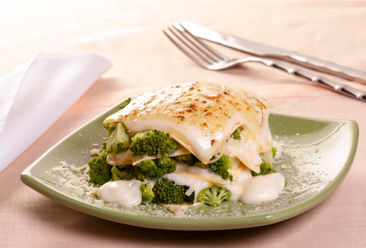 Lasanha de brócolis com molho branco (Imagem: ArtbyPixel | Shutterstock)