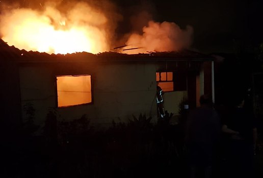 Casa foi atingida pelas chamas. Imagem ilustrativa