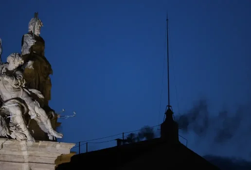 Conclave fumaca preta