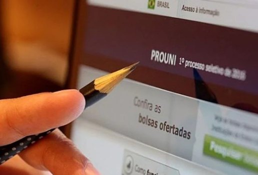 Uma mao com lapis apontando para o site do prouni beb2621641 foto agencia brasil Easy Resize com