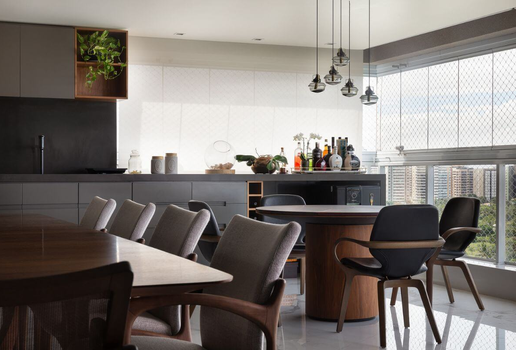 As cadeiras definem estilos e se somam na identidade do projeto (Projeto: Gleuse Ferreira Arquitetura | Imagem: Mathews Montalvão)