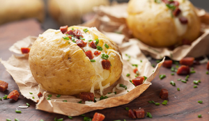 Batata recheada com queijo e bacon (Imagem: tmalucelli | Shutterstock)
