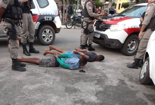 Polícia prendeu homens após queda de motocicleta